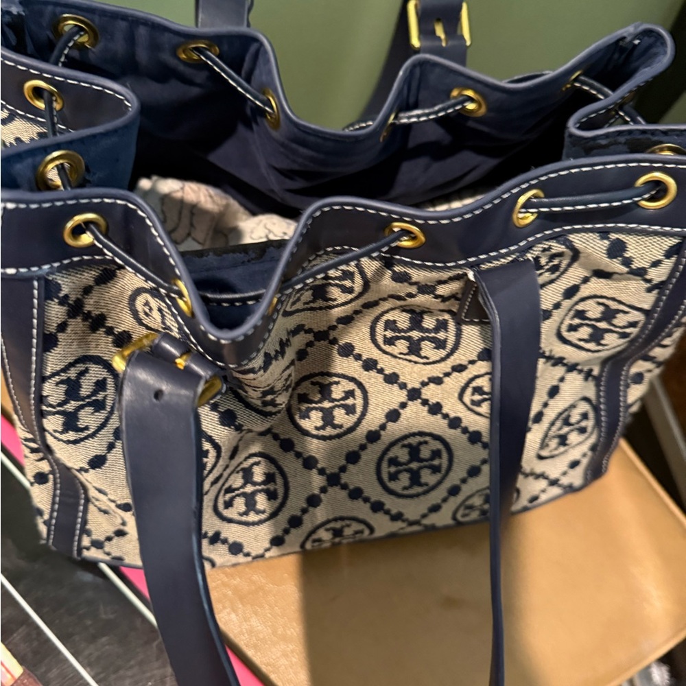 Tory Burch T monogrammed medium tote - Picture 8 of 14
